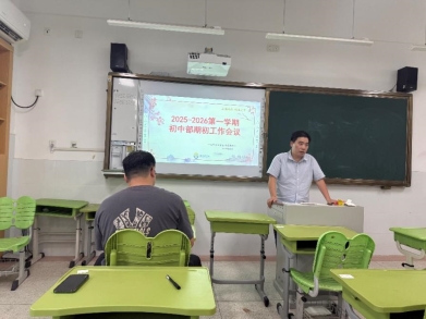 穿绿色衣服的男人在厨房里工作&#xA;&#xA;AI 生成的内容可能不正确。